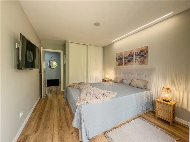 Quarto principal com roupeiro embutido