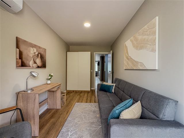 Segundo quarto com sofá-cama e secretária